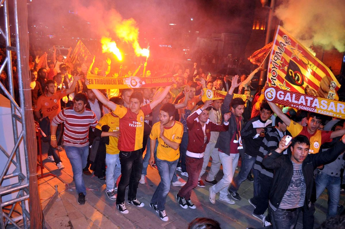Sivas\'ta Maç Sonrası İki Grup Arasında Olaylar Çıktı