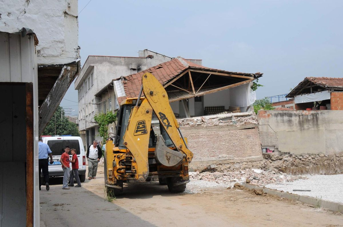 Temel Kazısı 2 Katlı Binayı Yan Yatırdı