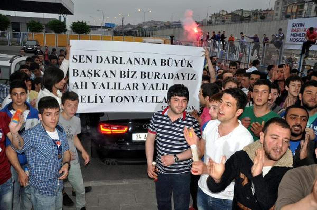 Trabzonspor Taraftarlarından Başkan Şener\'e Coşkulu Karşılama
