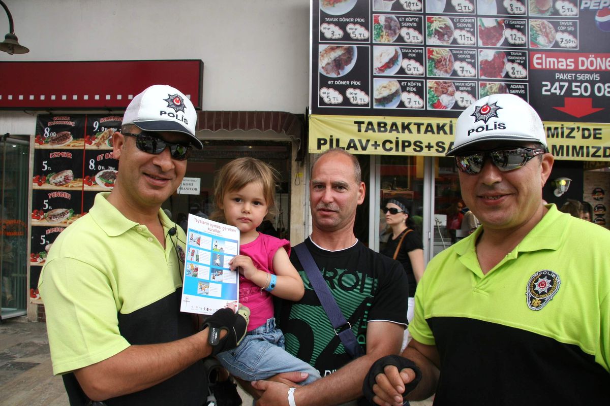 Trafik Haftası'nda Yayalara Broşürler Dağıtıldı