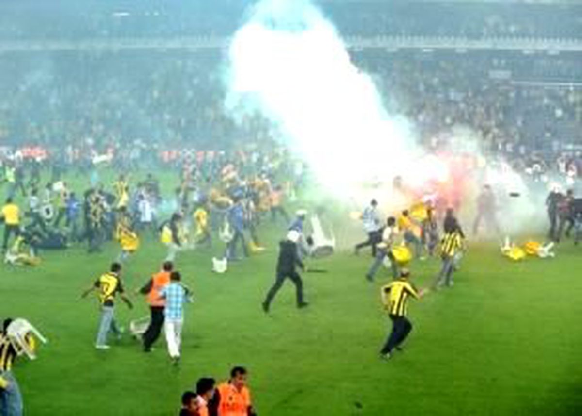 Tribünler Sahaya İndi!