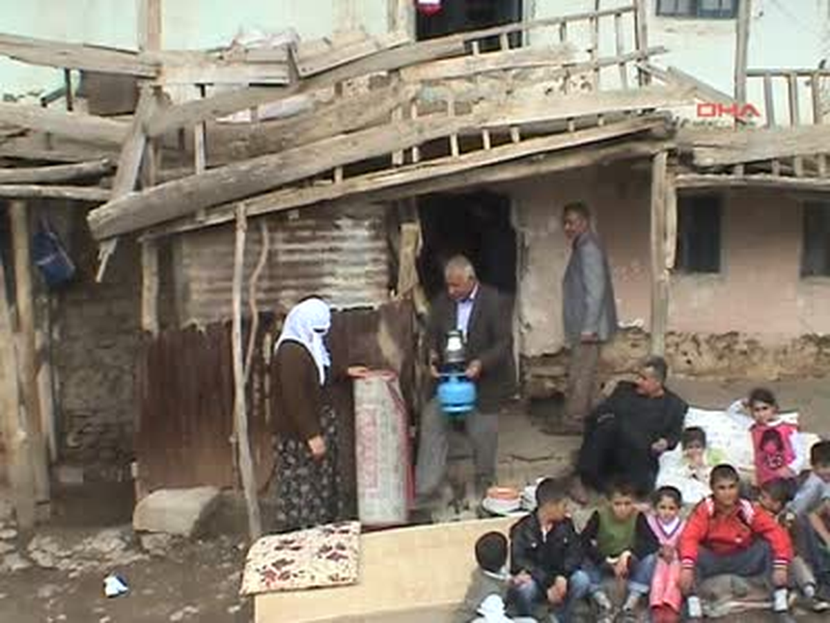 Yıkılmaya Yüz Tutan Evde Yaşıyorlar