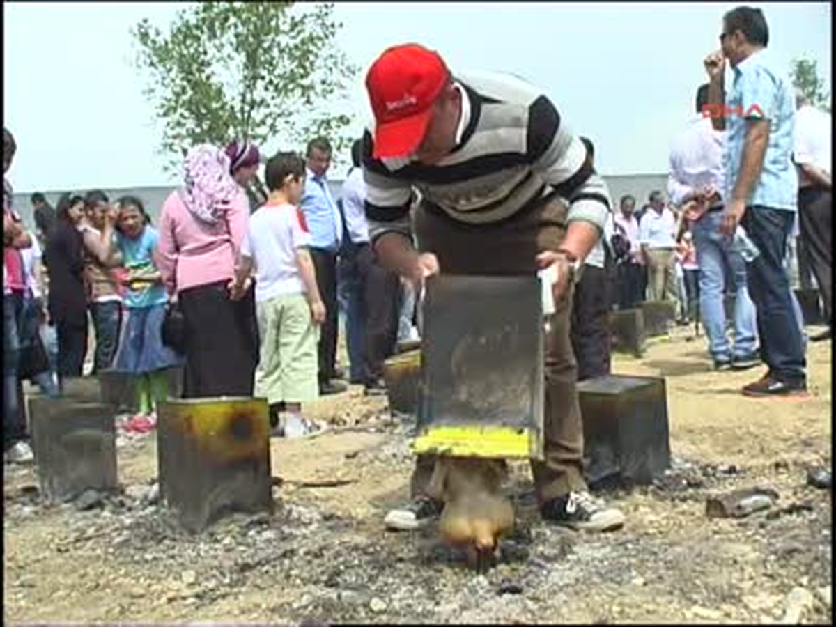 Zonguldak\'ta Rekor Denemesi: 300 Tavuk Aynı Anda Tenekede Pişirildi