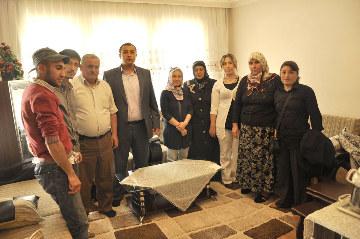 Ak Partili Gençler Şehit Ailelerini Anneler Günü'nün Kutladı