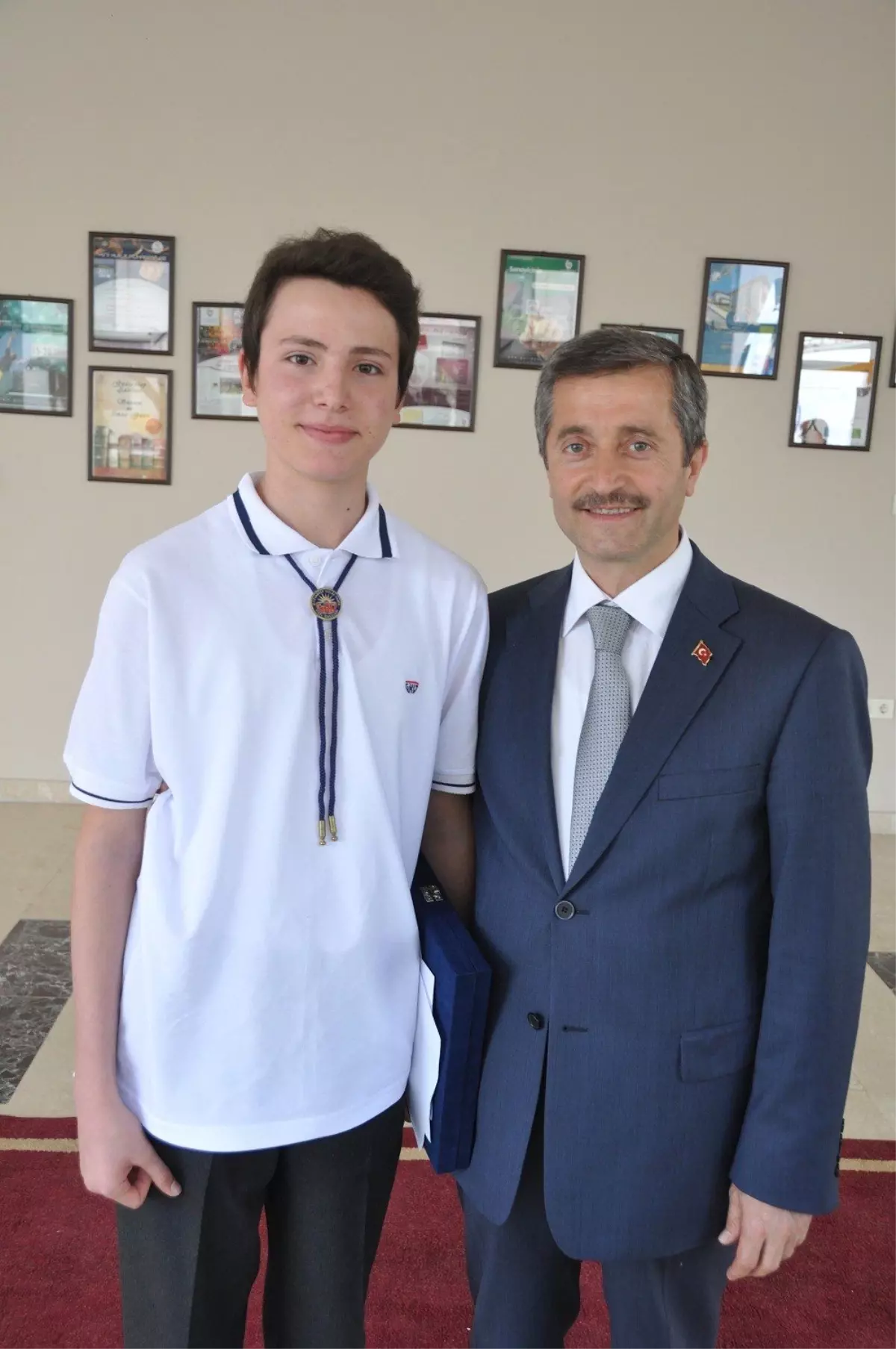 Alhan Törenle Medeni Cesaret Ödülünü Rektör Özdemir\'den Aldı