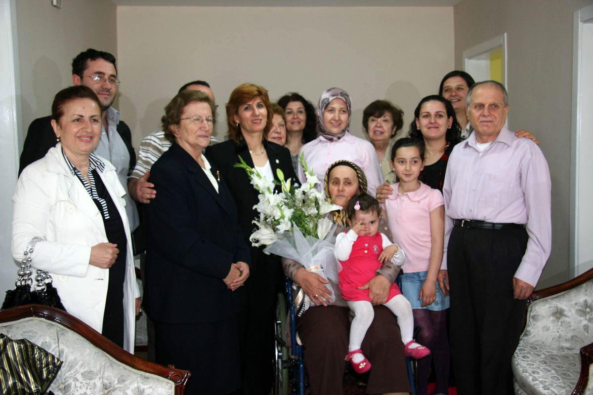 Anneler Derneği'nden Yılın Annesine Hediye