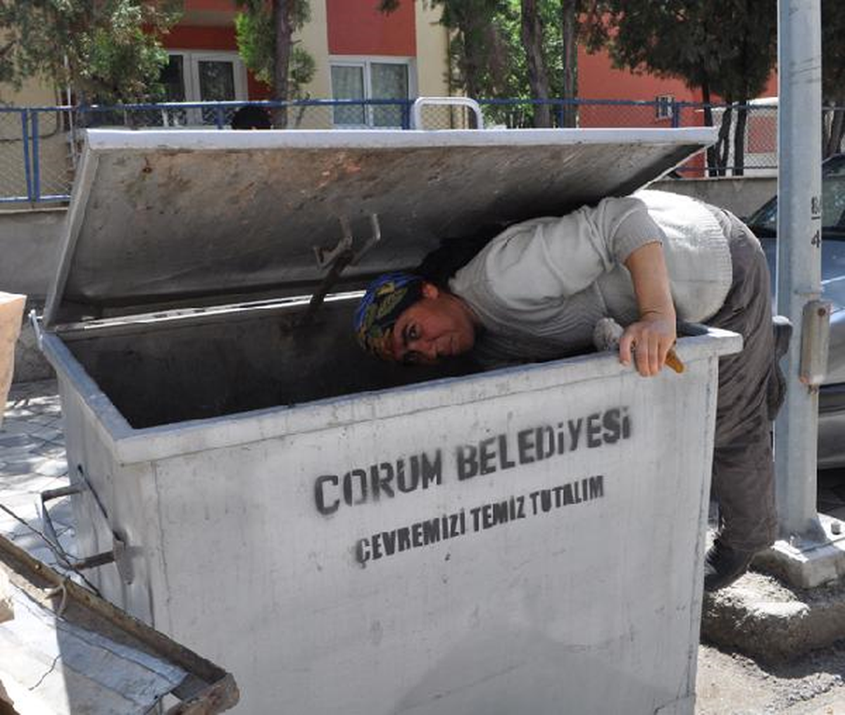 Anneler Günü\'nde de Çöpten Atık Topladı