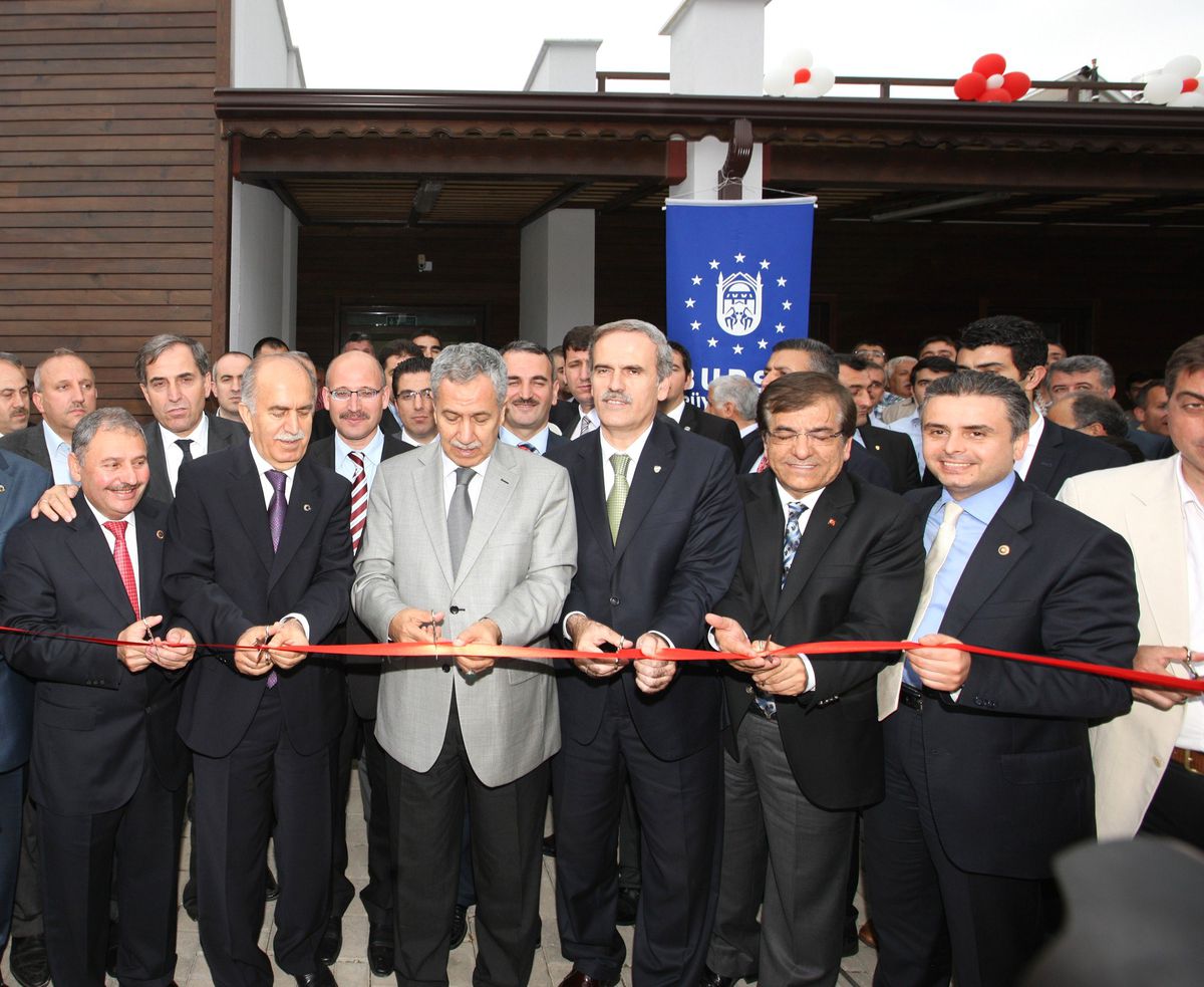 Arınç, Bursa\'da Yüzme Havuzu Açtı