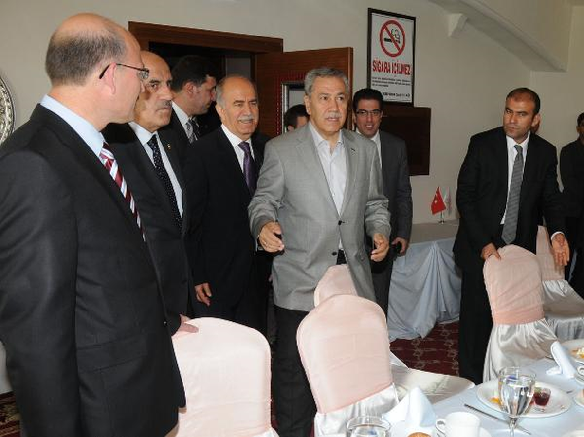 Arınç: Galatasaray\'ı Yürekten Kutluyorum