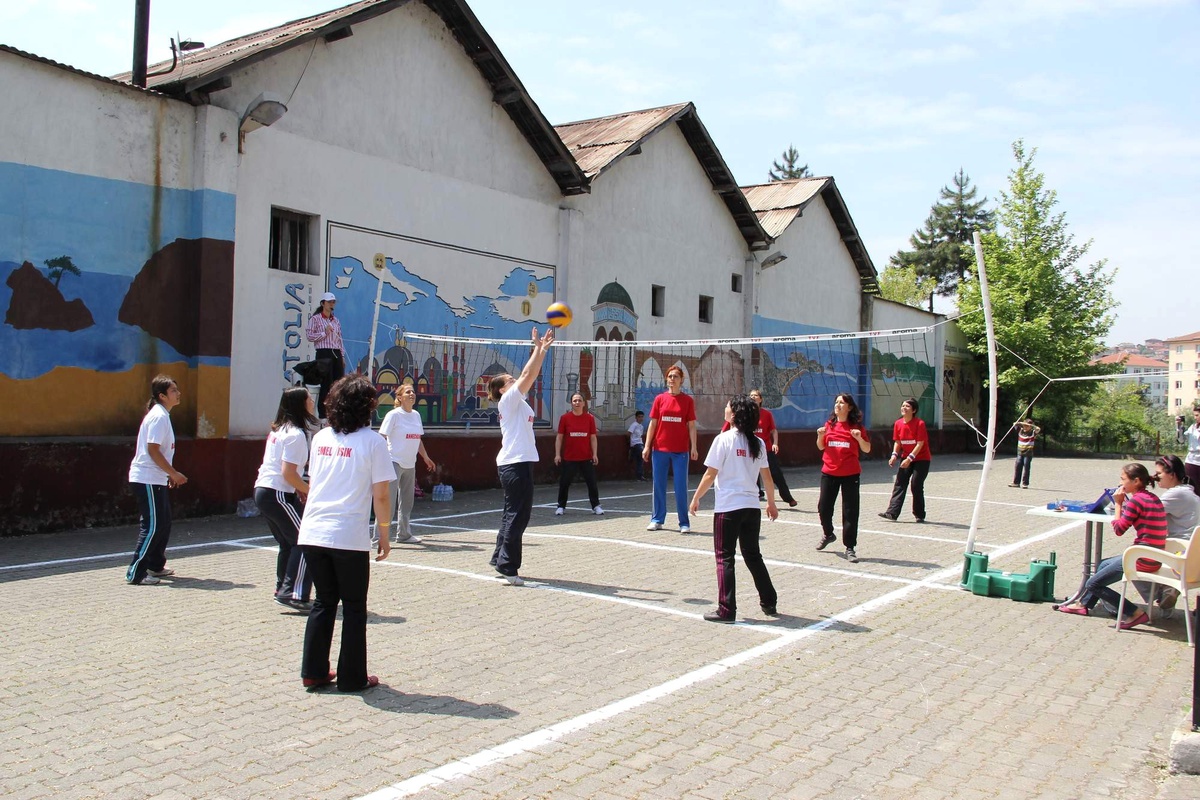 Bartın\'da Anneler Arası Voleybol Müsabakası