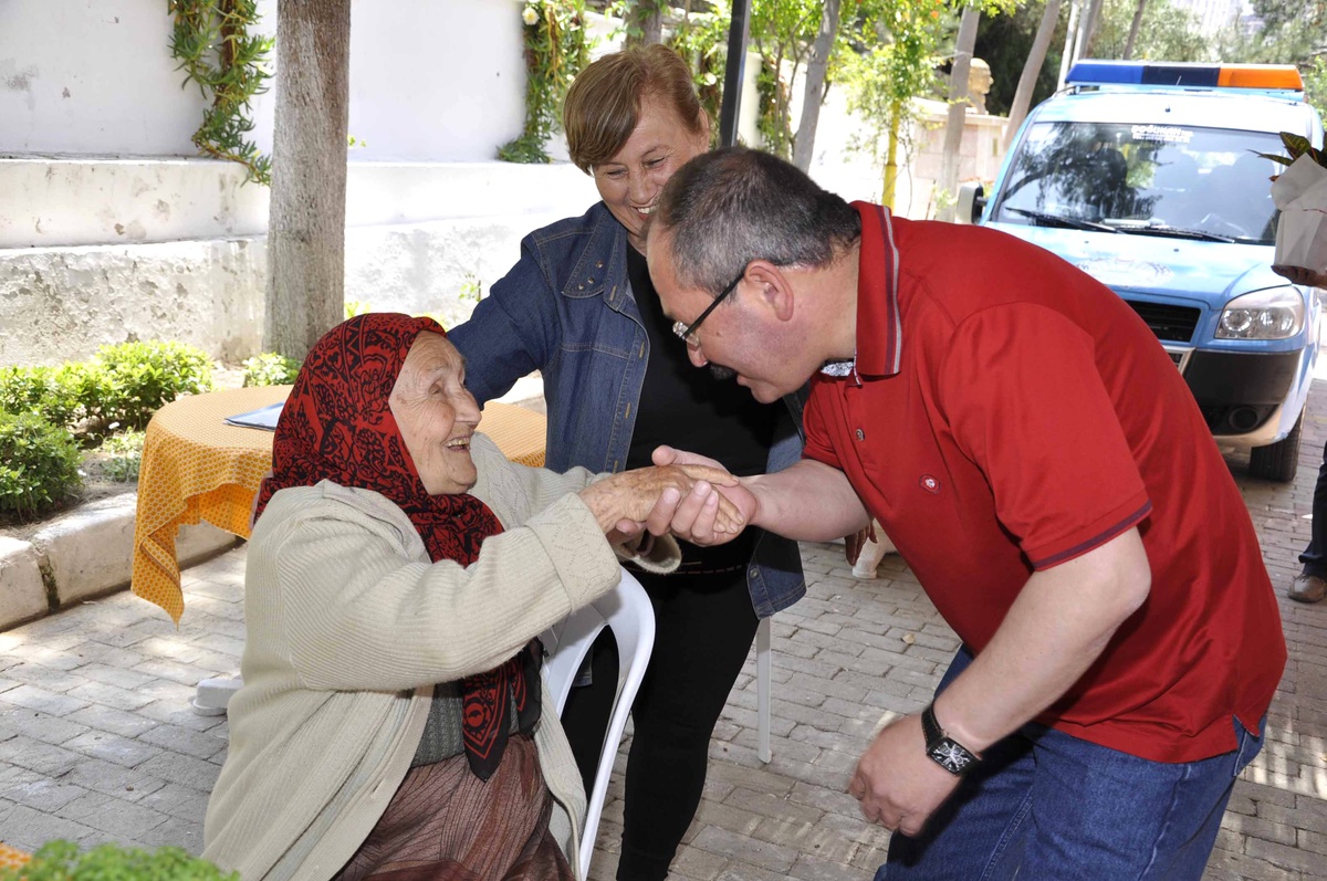 Başkan Altungün\'den Yeni Doğum Yapan Annelere Ziyaret