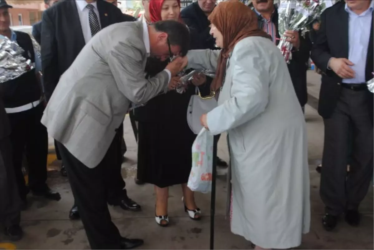 Başkan Özcü Annelerin Gününü Kutladı