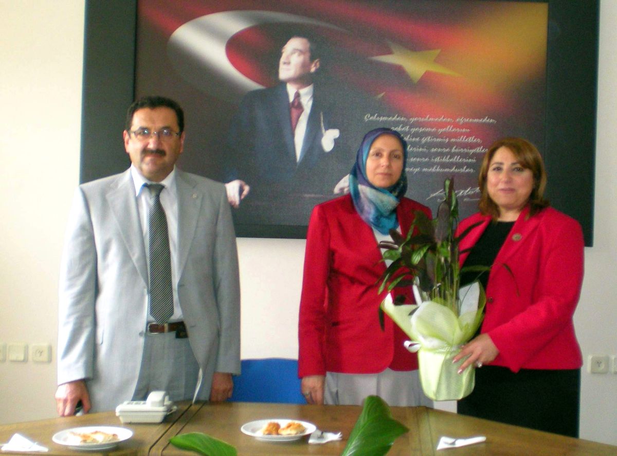 Bayan Eğitimcilerden Bayan Al ve Bayan Müdüre Anneler Günü Ziyareti