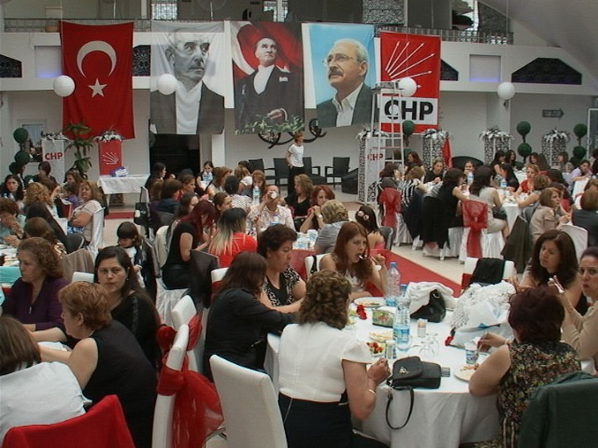 CHP Malatya\'da Anneler Günü Programı Düzenledi