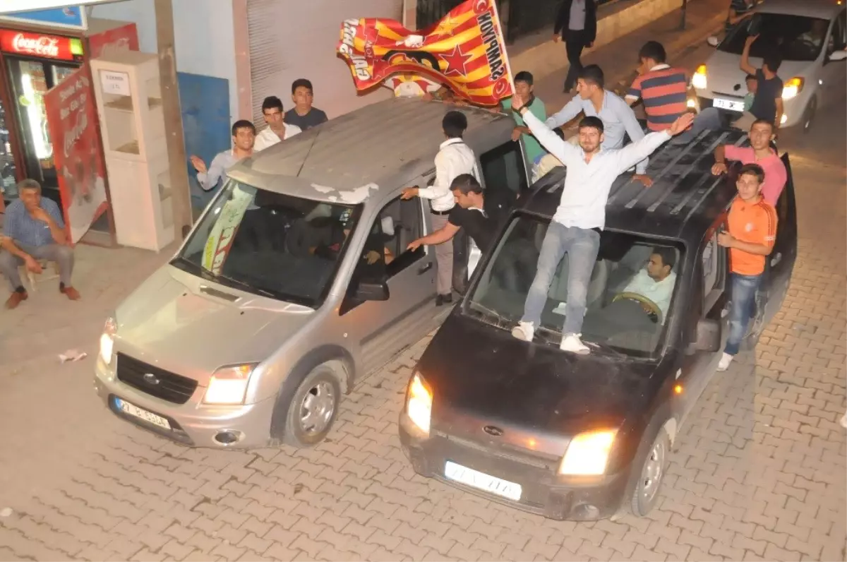 Cizre Sokaklarında Galatasaray\'ın Şampiyonluk Sevinci
