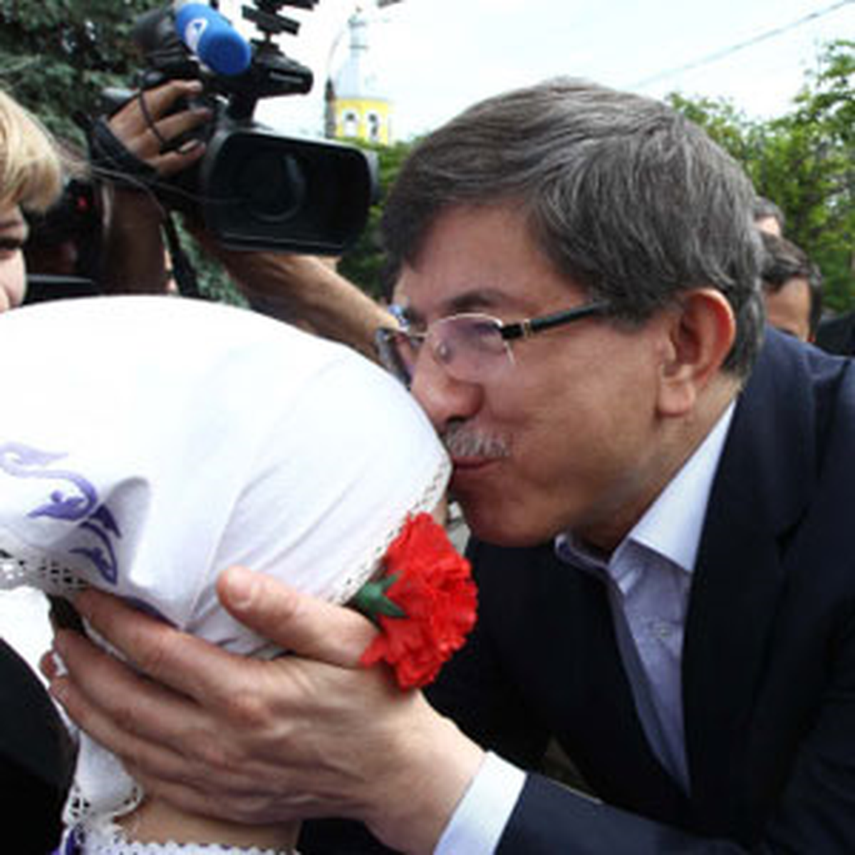 Davutoğlu\'ndan Tarihi Ziyaret