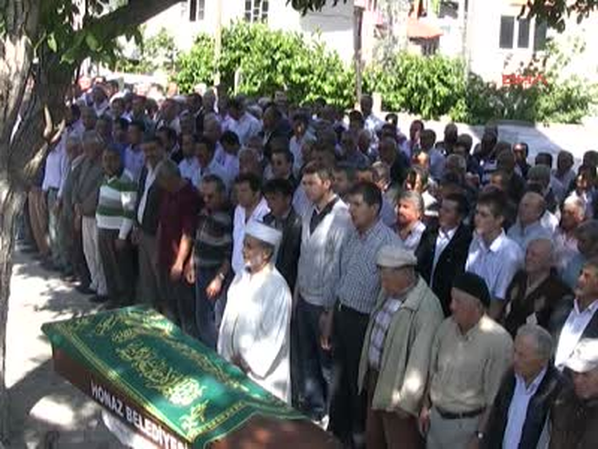 Denizli ) Maç İzlerken Ölen Minibüs Şoförü Toprağa Verildi