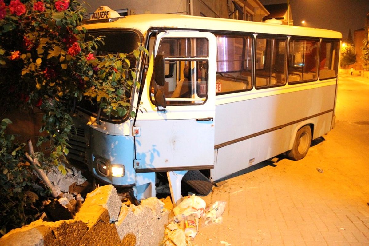 Dolmuş Minibüs Evin Bahçesine Girdi