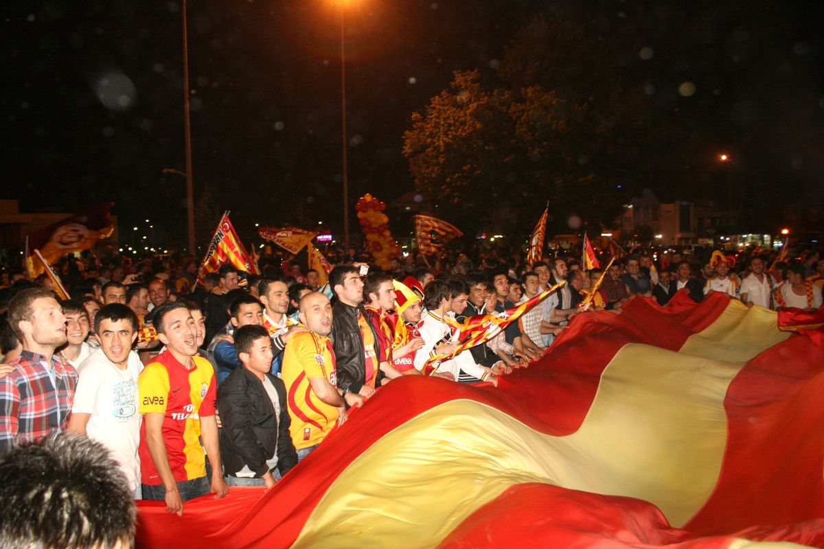 Düzceliler Galatasaray\'ın Şampiyonluğunu Sokaklarda Kutladı
