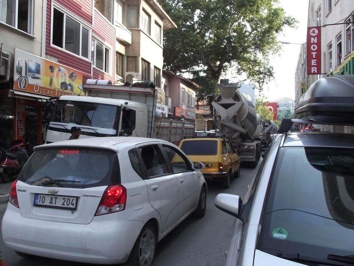 Edremit\'te Çevre Yolu Şehir İçi Trafiğine Rahat Nefes Aldırdı