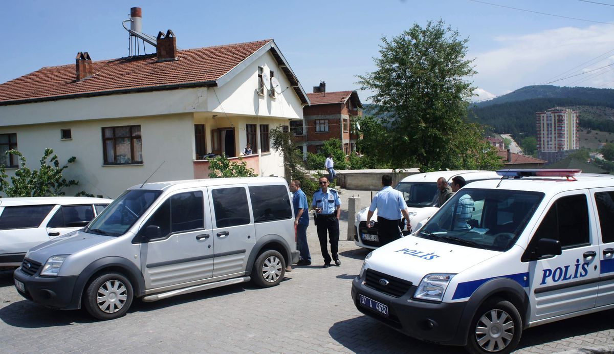 Kaynını Üç Yerinden Bıçakladı