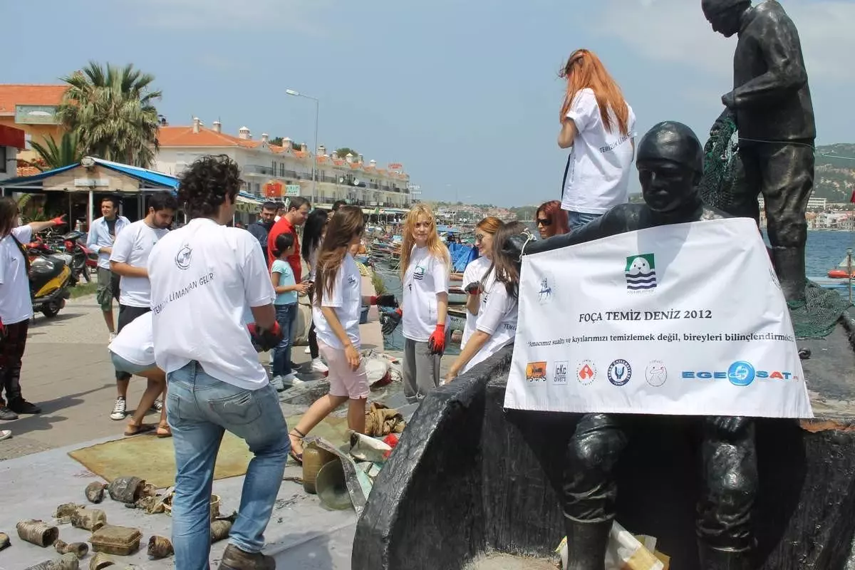 Foça'dan Bir Kamyon Çöp Çıktı