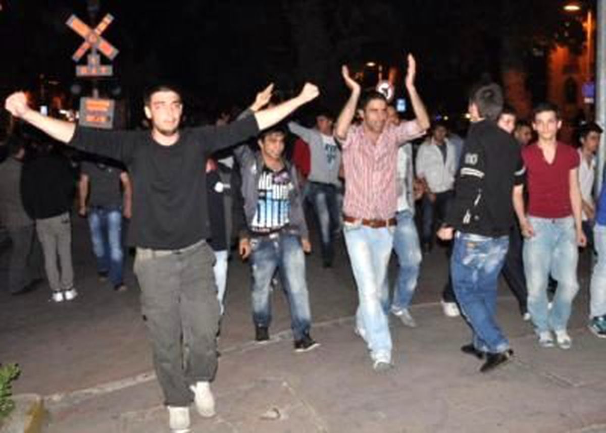 Galatasaray Şampiyon Oldu Kocaeli\'de Olaylar Çıktı