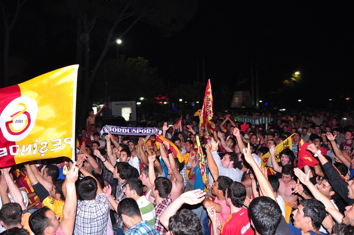 Galatasaray Taraftarları Milas\'ta Meydana İndi