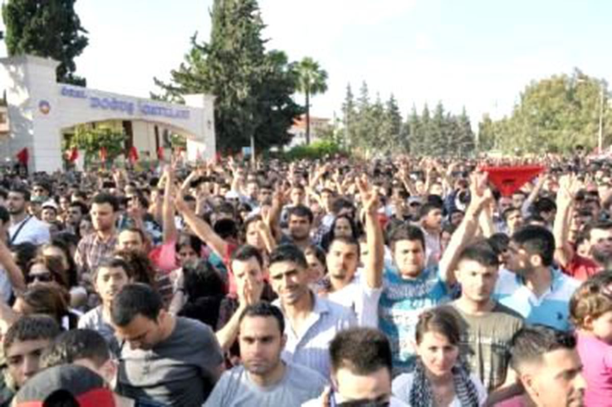 Grup Yorum\'un Suriye ile Dayanışma Konserini Binlerce Kişi Dinledi