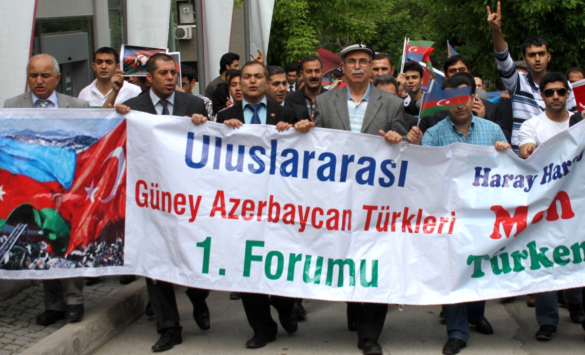 Güney Azerbaycan Türkleri\'nden İran Büyükelçiliği Önünde Protesto