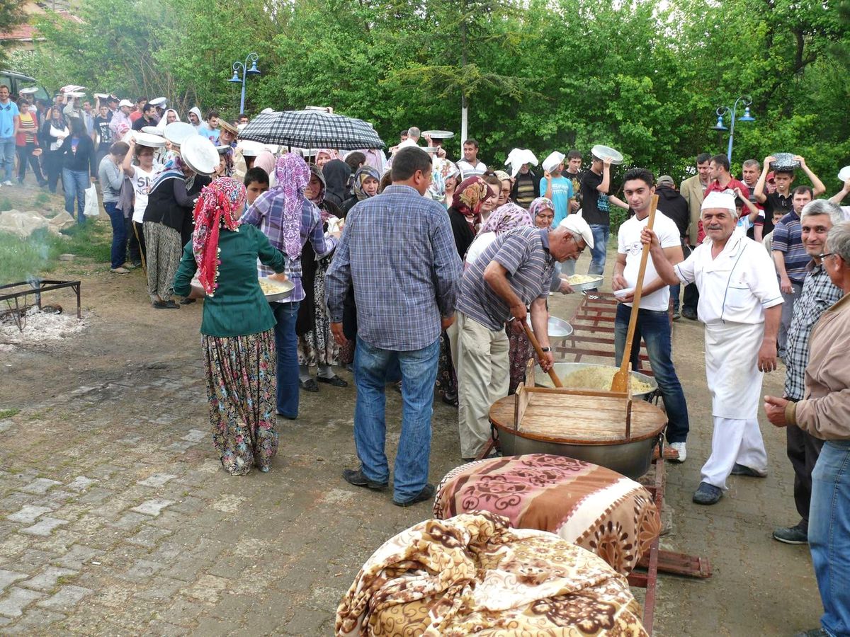 Hıdrellez Kutlamasında 25 Kazan Pilav Dağıttılar