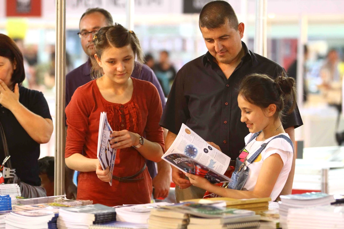 Kocaeli\'de Kitap Fuarını İlk Gün 28 Bin 417 Kişi Ziyaret Etti