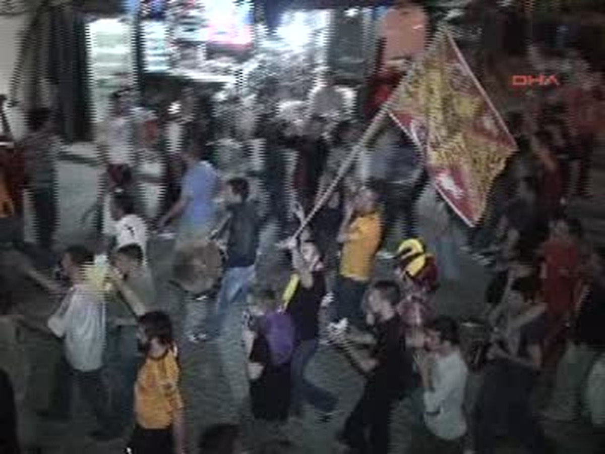 Kosova\'da Şampiyonluk Kutlaması 1