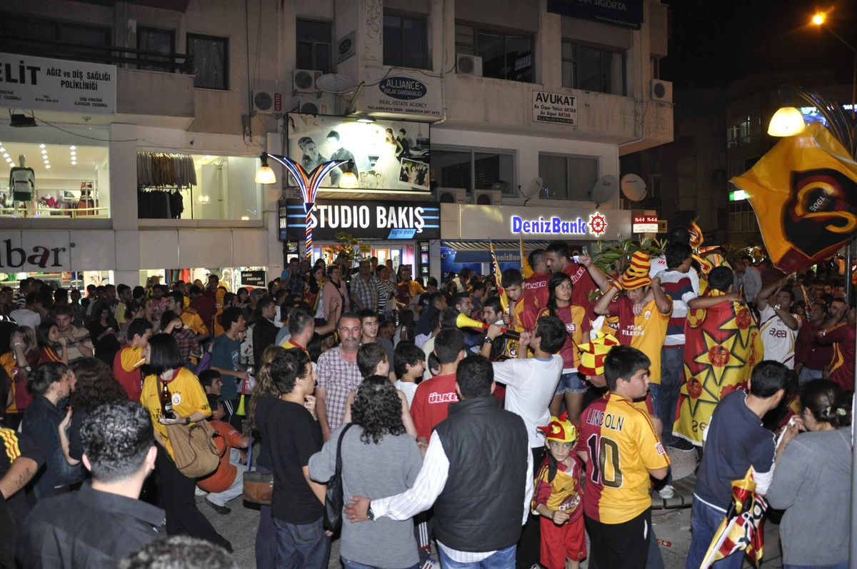 Kuşadası " Sarı-Kırmızı " Şampiyonluğu Kutladı