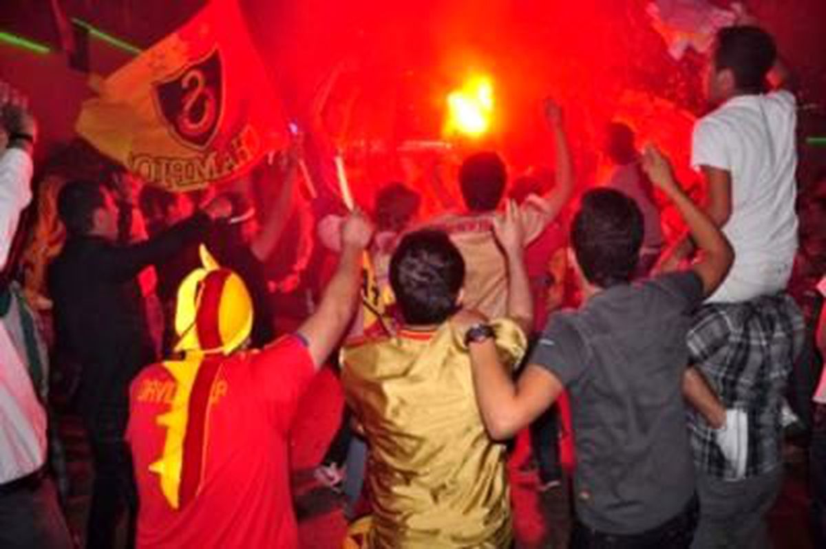 Maçı İzleyenler Sokaklara Taştı