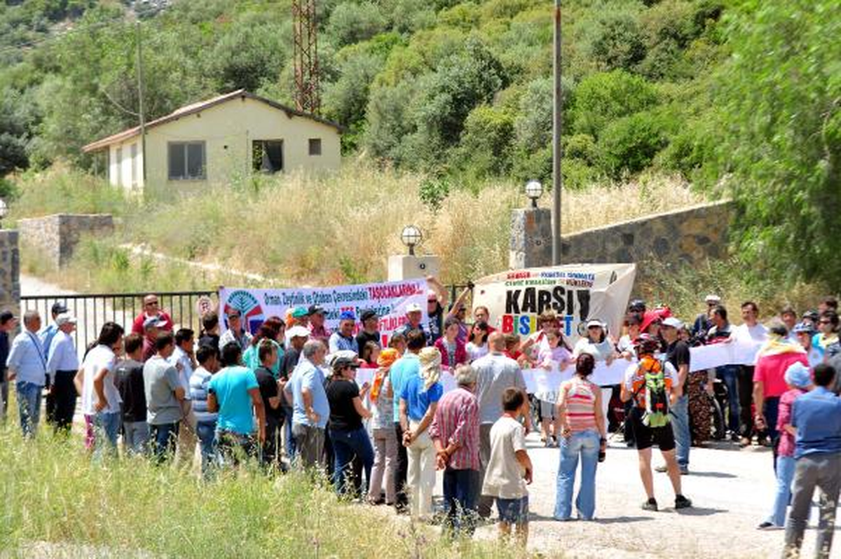 Mahkemenin Kapatma Kararlarını Uçuca Ekleyip Eylem Yaptılar
