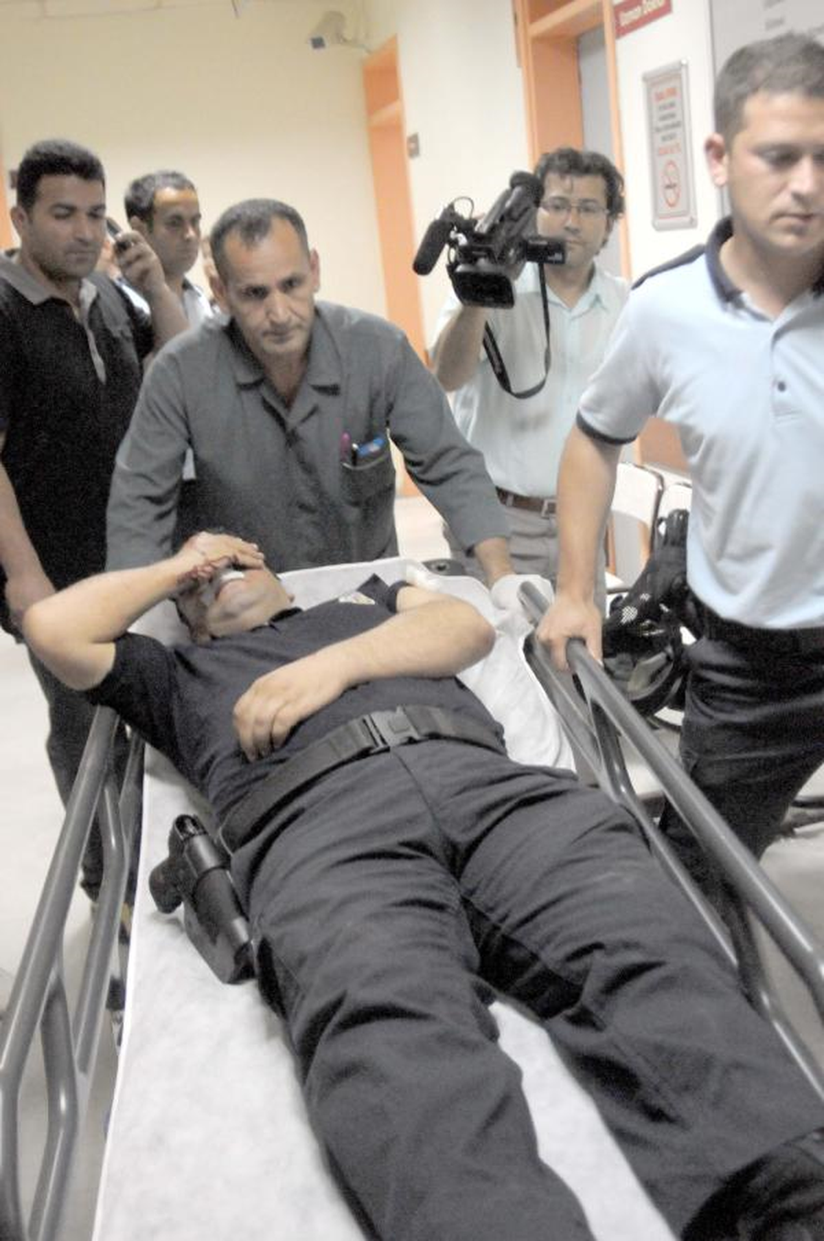 Mersin\'de Terör Örgütü Yandaşlarının Attığı Taş, Komiser Yardımcısını Yaraladı