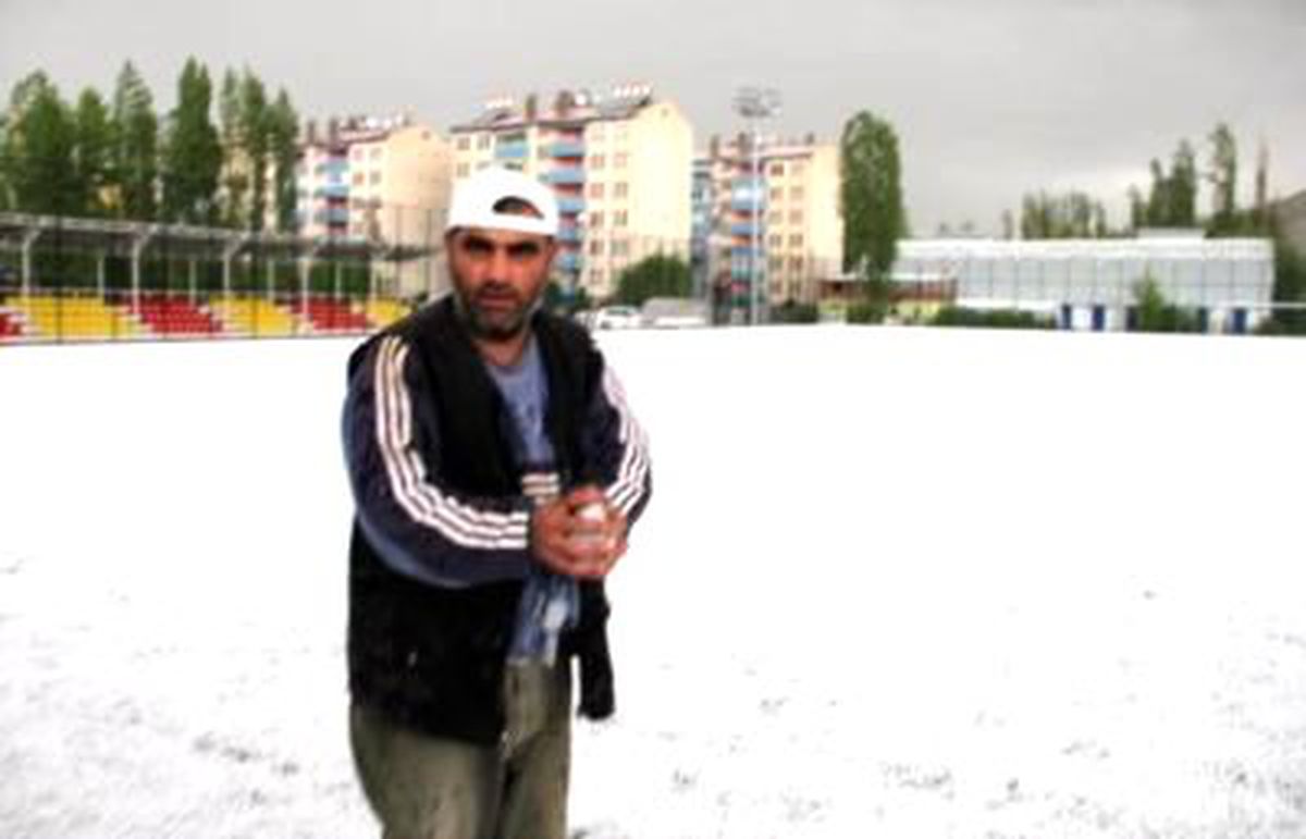 Oltu\'da Dolu Yağışı Hazırlıksız Yakaladı
