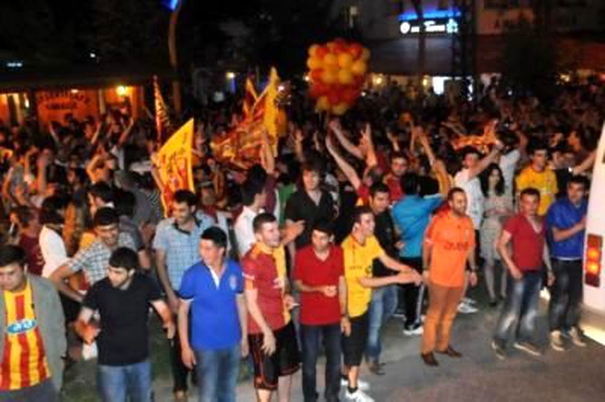Şampiyonluk Kutlamasında Kolunu Kırdı
