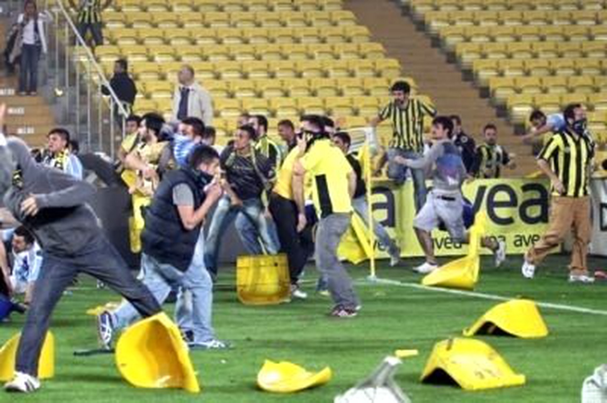 Türkiye Futbol Federasyonu\'ndan Yapılan Açıklamada, Fenerbahçe-Galatasaray Maçı Sonrasında Çıkan...