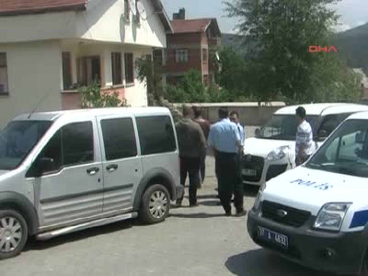 Yengesi Tarafından 3 Yerinden Bıçaklandı