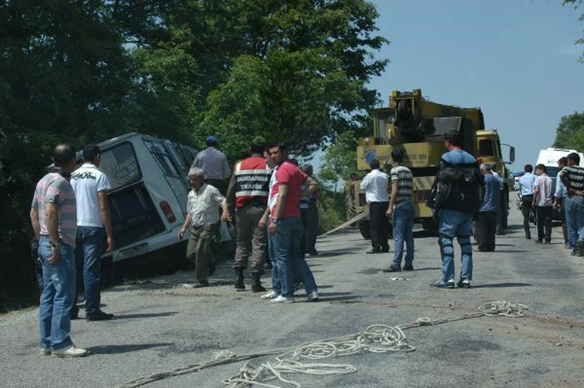 Yolcu Minibüsü Şarampole Uçtu; 13 Yaralı