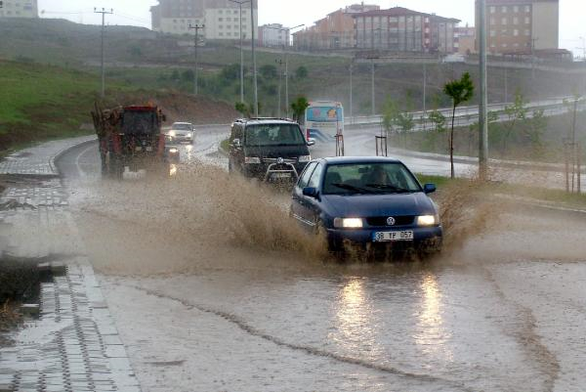 Yozgat\'ta Yollar Göle Döndü