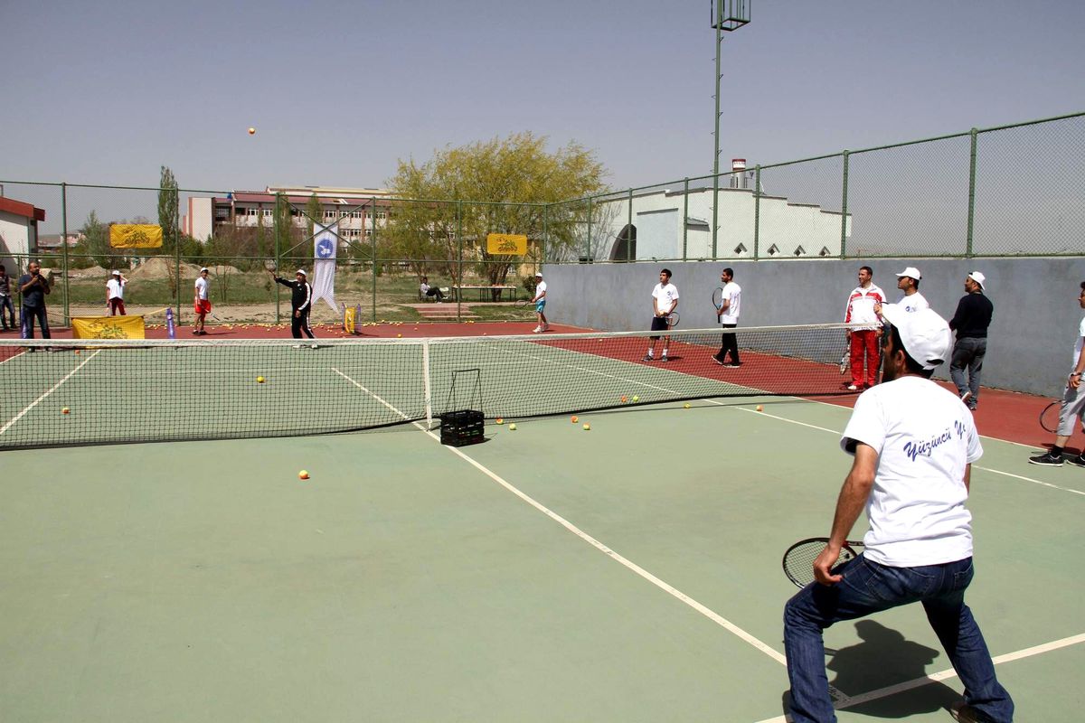Yyü, Tenis Kortlarını Halka Açıt