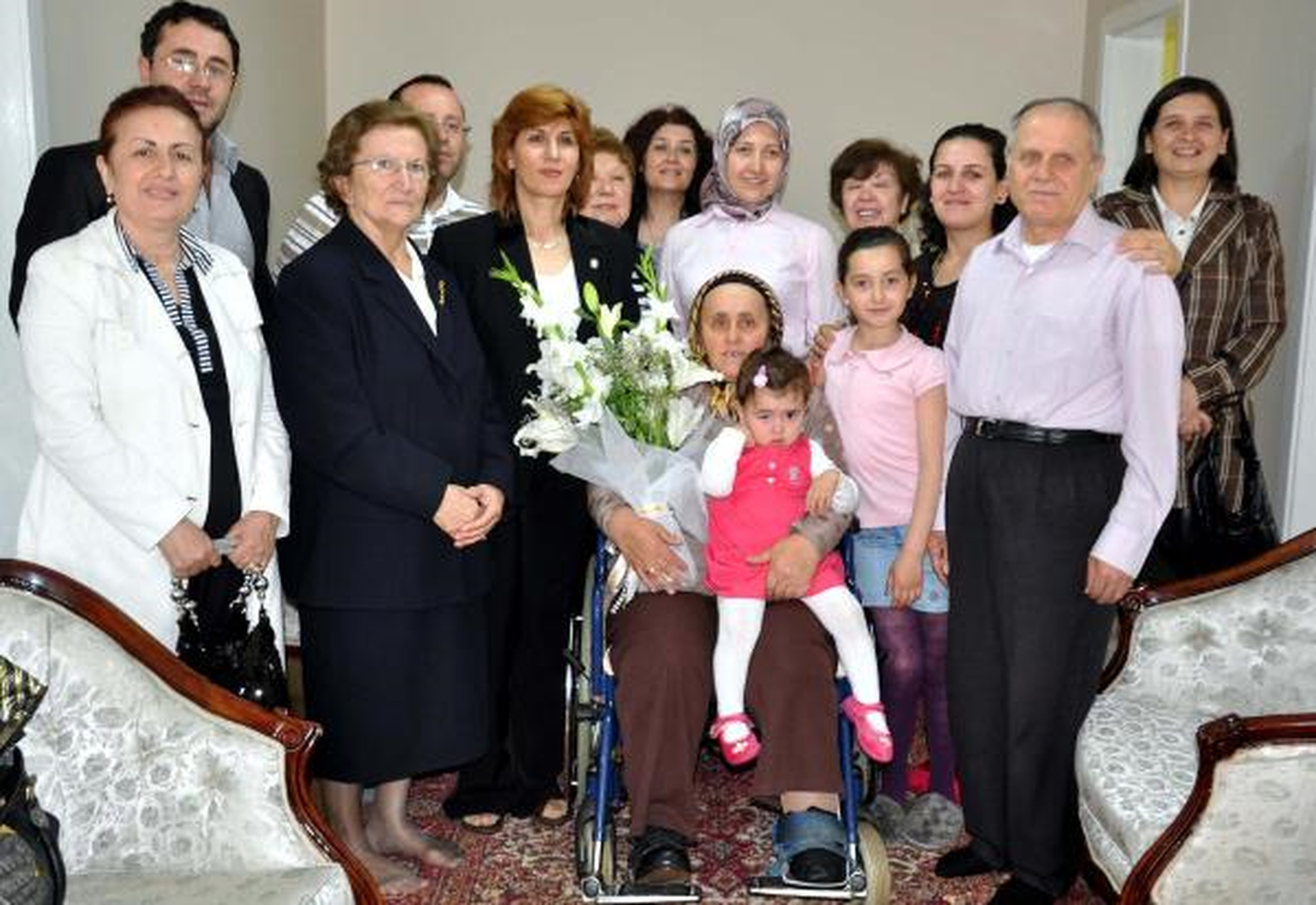 Zonguldak'ta 'Yılın Annesi'ne Ödülü Evinde Verildi