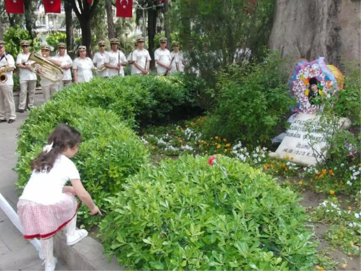 Anneler Günü\'nde Zübeyde Hanıma Gittiler