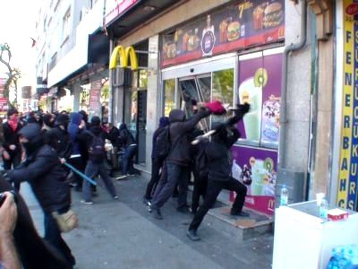 1 Mayıs\'ta Mecidiyeköy\'de Olay Çıkaran 50 Kişi Gözaltına Alındı