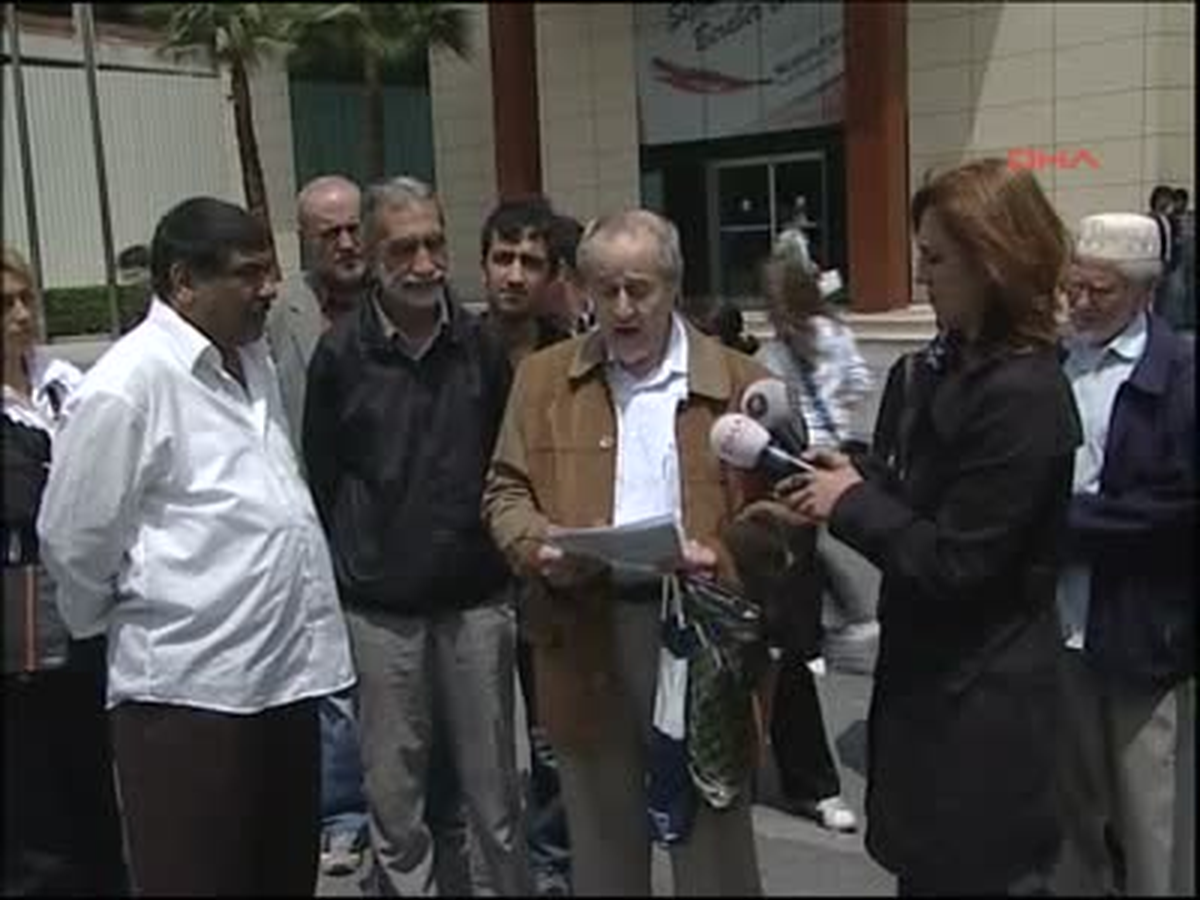 1fatih Belediyesi Önünde 'Sulukule' Tartışması