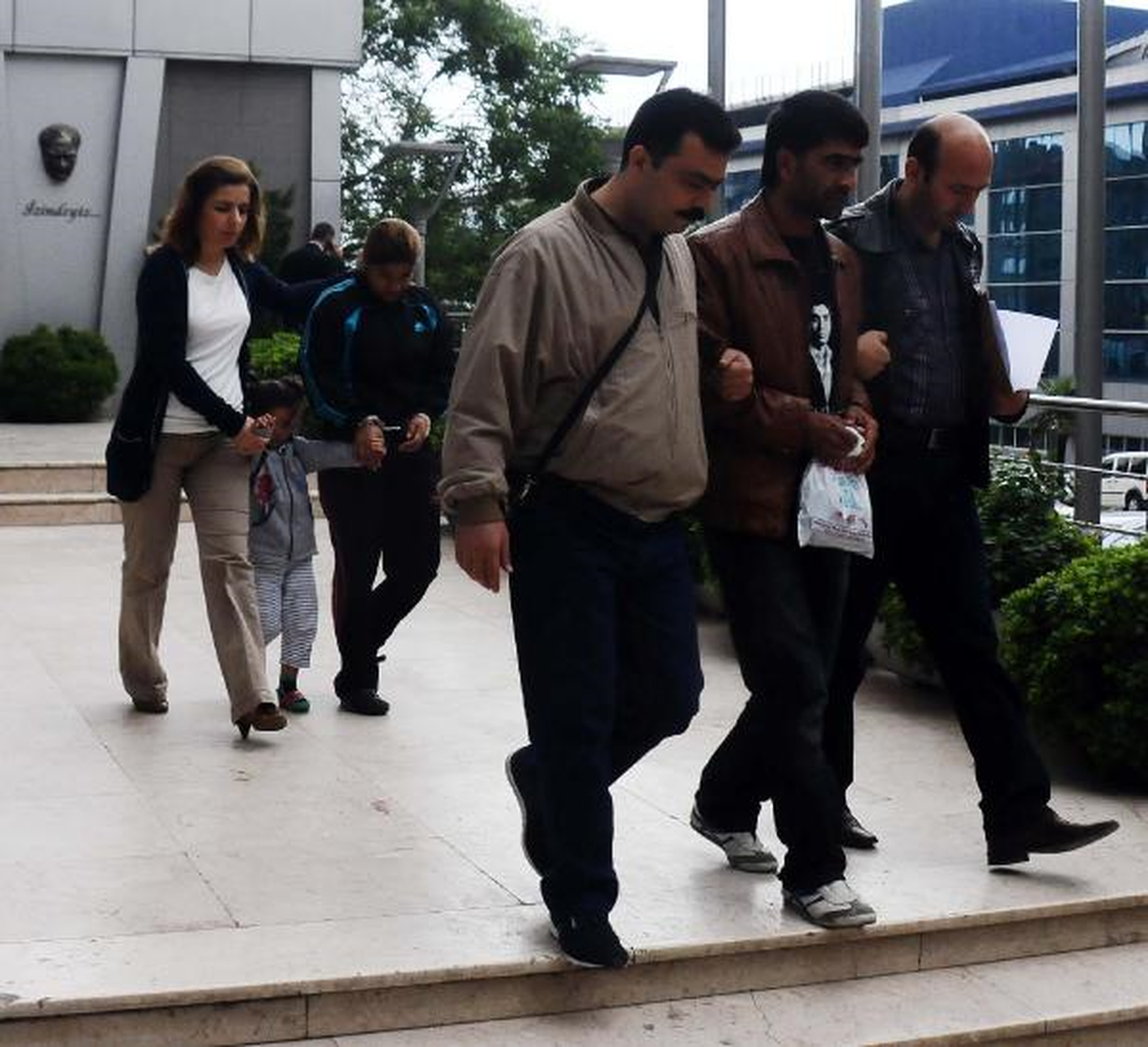 3 Yaşındaki Çocuk Geceyi Nezarette Geçirdi, Kelepçeli Annesinin Elini Bırakmadı
