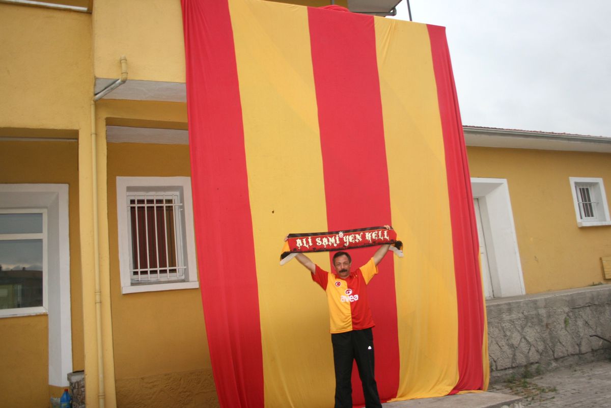 99 Metrekarelik Dev Bayrağı Galatasay Şampiyon Olunca Balkonuna Astı